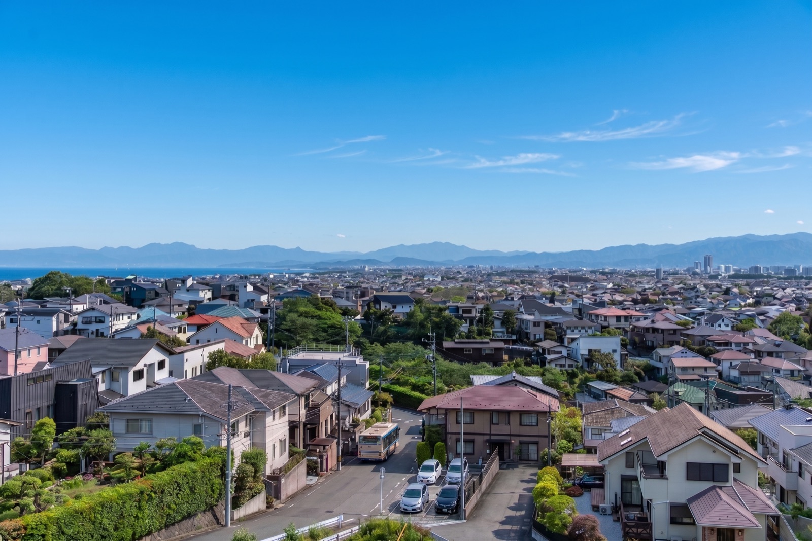 海と山に囲まれた住宅街の風景